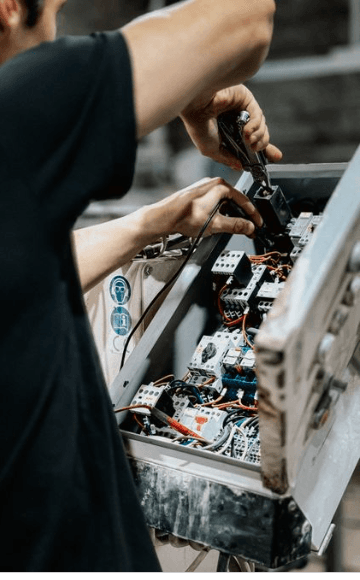 Instalação elétrica em andamento — cabo aplicado no dia a dia de trabalho